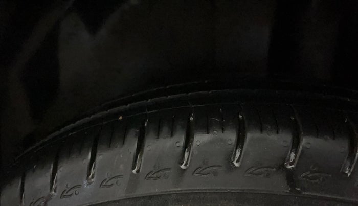 2016 Maruti Swift VXI, Petrol, Manual, 67,154 km, Left Rear Tyre Tread