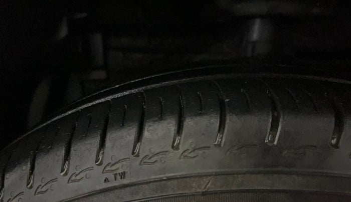 2016 Maruti Swift VXI, Petrol, Manual, 67,154 km, Left Front Tyre Tread
