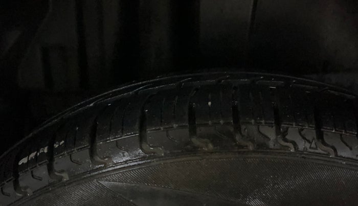 2016 Maruti Swift VXI, Petrol, Manual, 67,154 km, Right Rear Tyre Tread