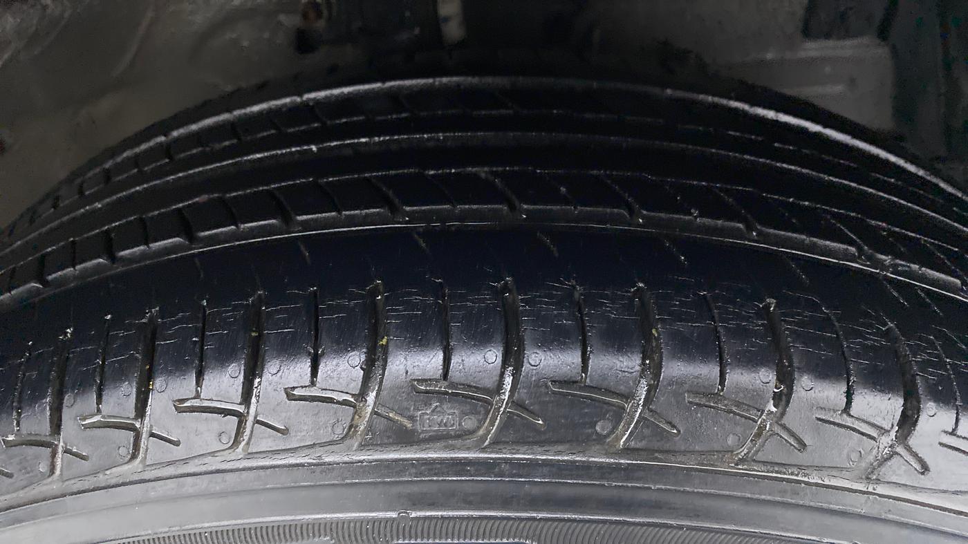 2017 Maruti Swift ZXI D, Petrol, Manual, 51,579 km, Right Front Tyre Tread