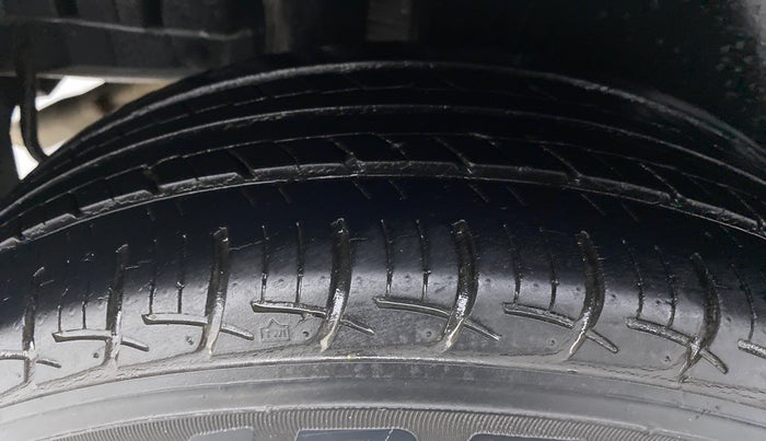 2017 Maruti Swift ZXI D, Petrol, Manual, 51,579 km, Right Rear Tyre Tread