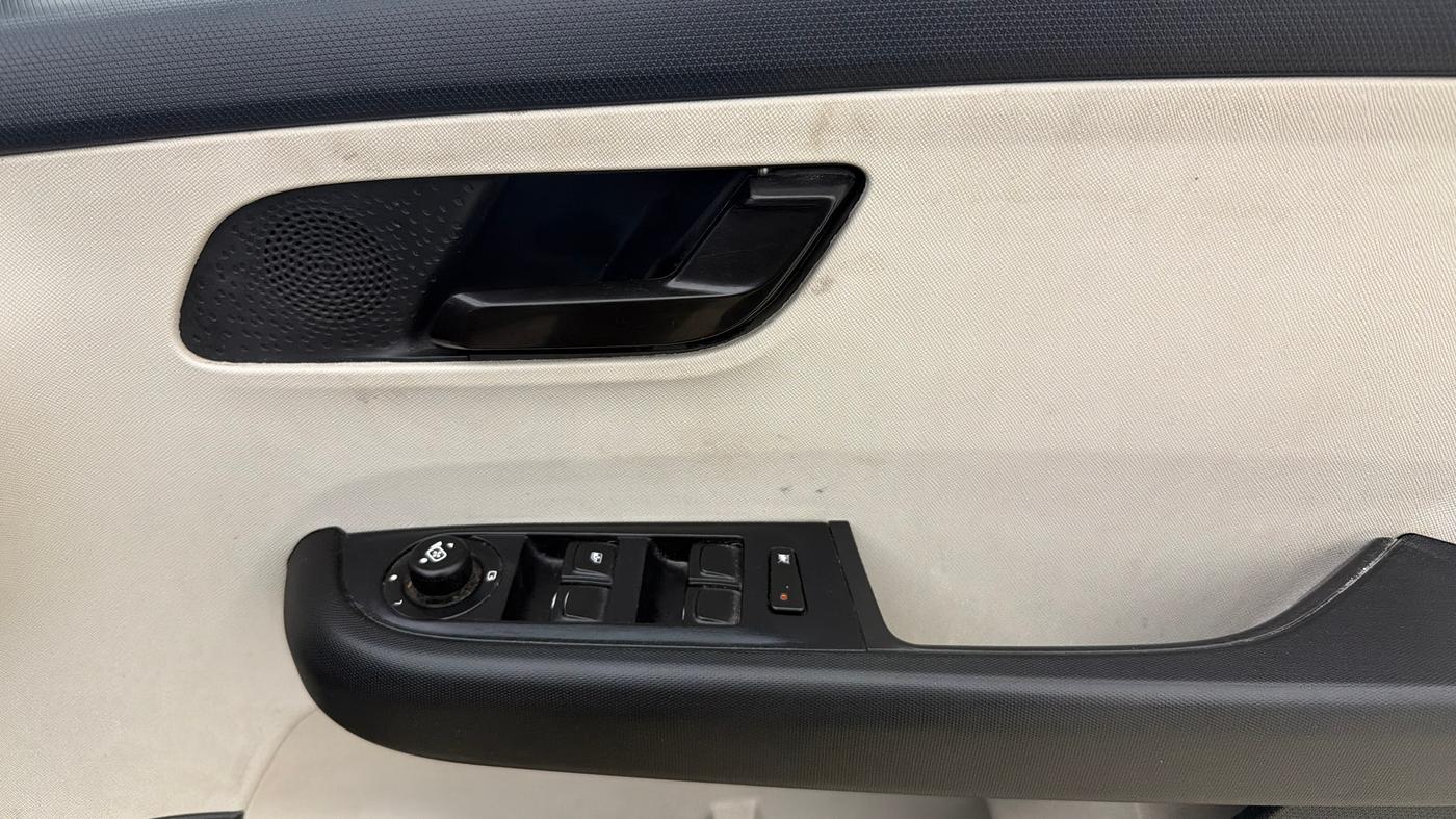 2022 Tata ALTROZ XT PETROL, Petrol, Manual, 54,918 km, Driver Side Door Panels Control