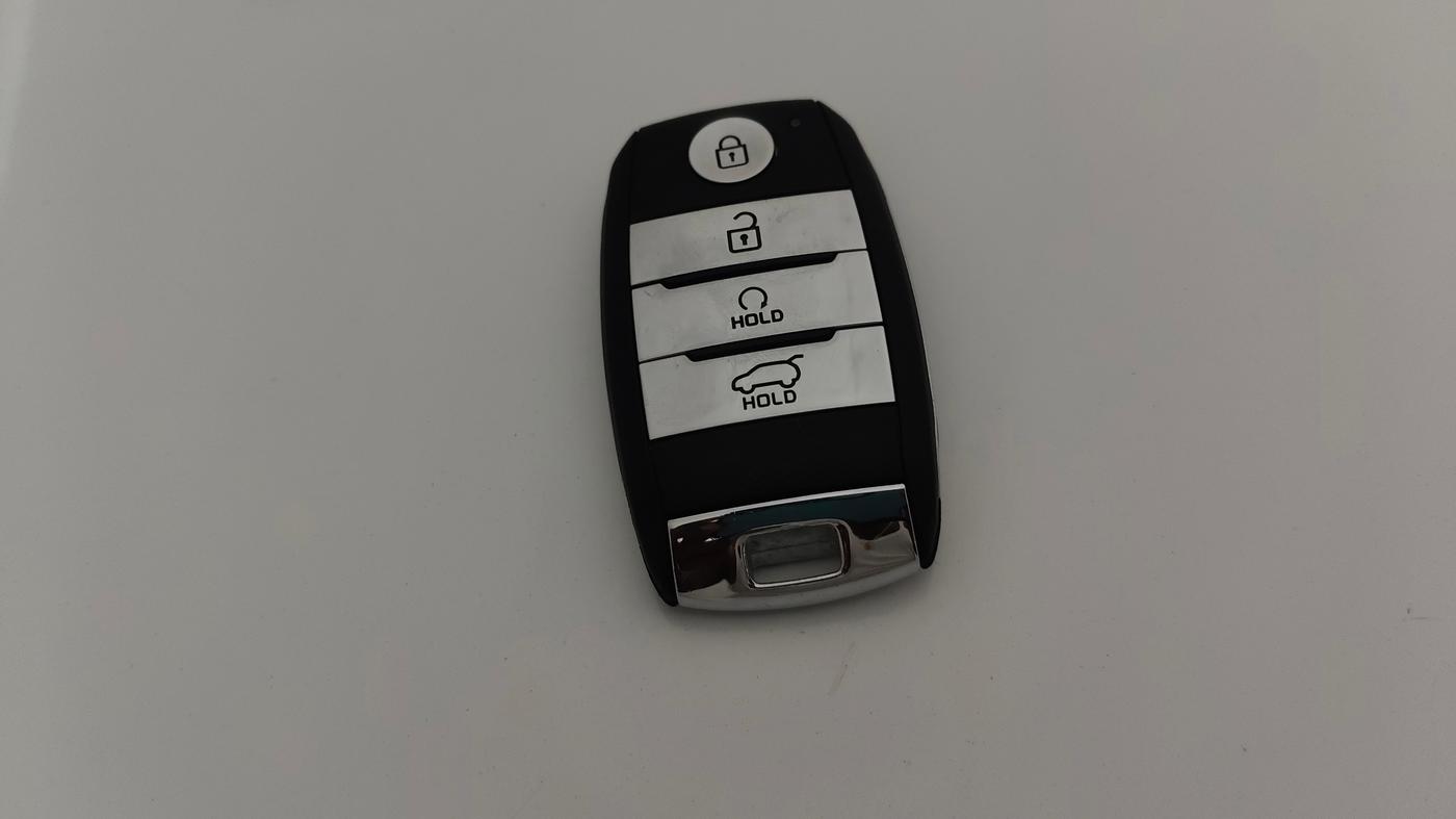2022 KIA CARENS LUXURY PLUS 1.5 DIESEL AT 7 STR, Diesel, Automatic, 1,07,572 km, Key Close Up