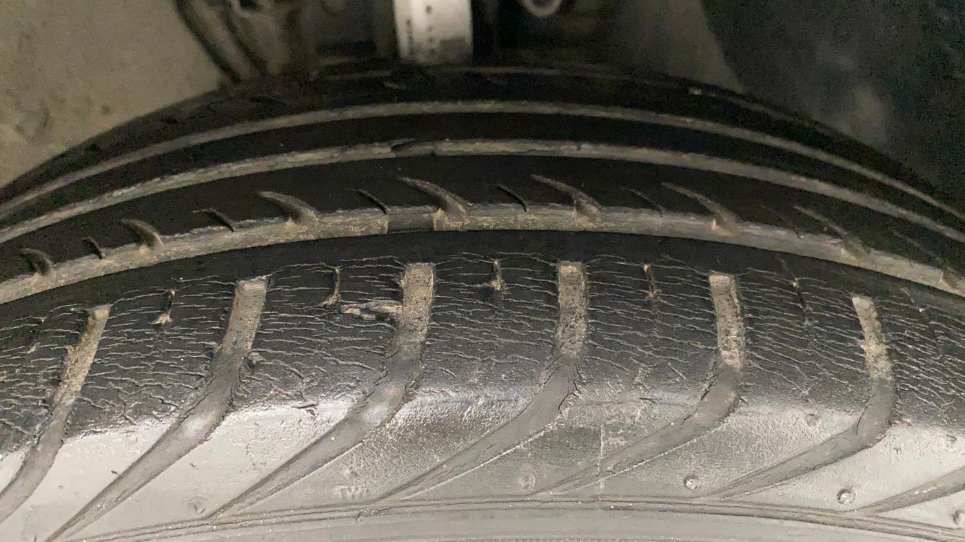 2013 Volkswagen Polo HIGHLINE1.2L, Petrol, Manual, 17,504 km, Right Front Tyre Tread
