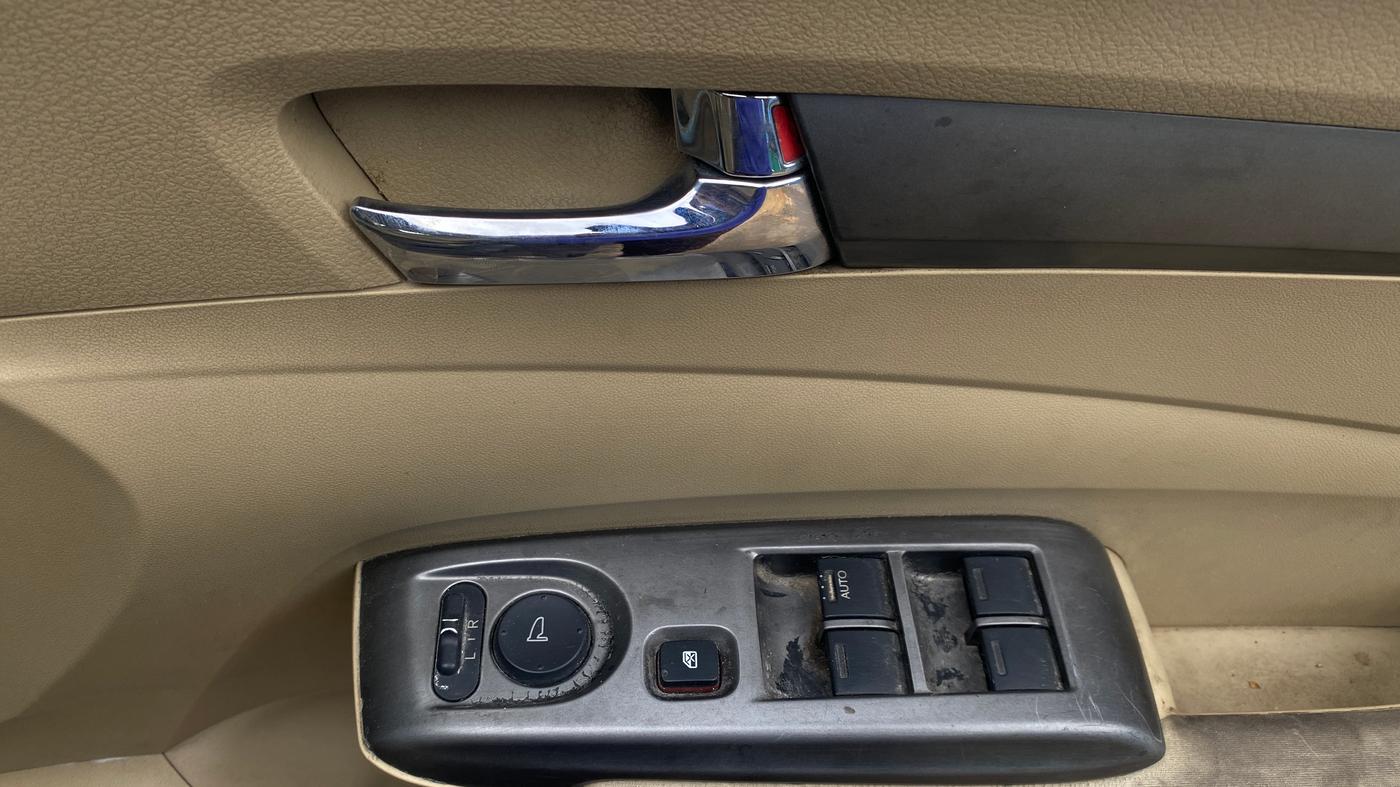 2013 Honda City 1.5L I-VTEC V AT, Petrol, Automatic, 1,00,548 km, Driver Side Door Panels Control