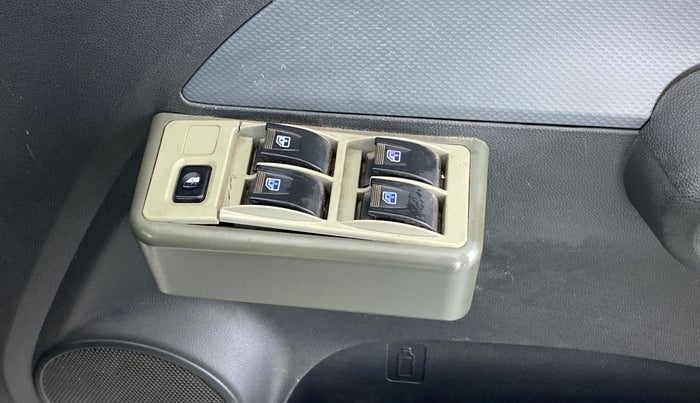2011 Maruti Ritz LXI, Petrol, Manual, 42,484 km, Right front window switch / handle - Minor damage