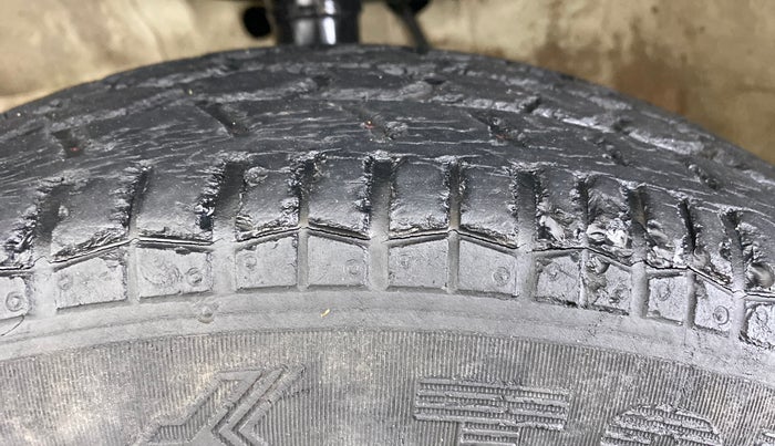 2011 Maruti Ritz LXI, Petrol, Manual, 42,484 km, Left front tyre - Minor crack