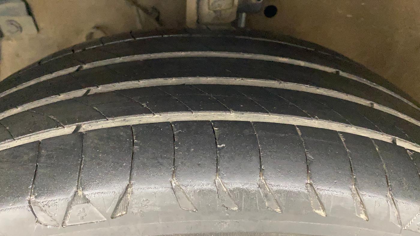 2017 Maruti Swift ZXI, Petrol, Manual, 1,18,753 km, Left Front Tyre Tread