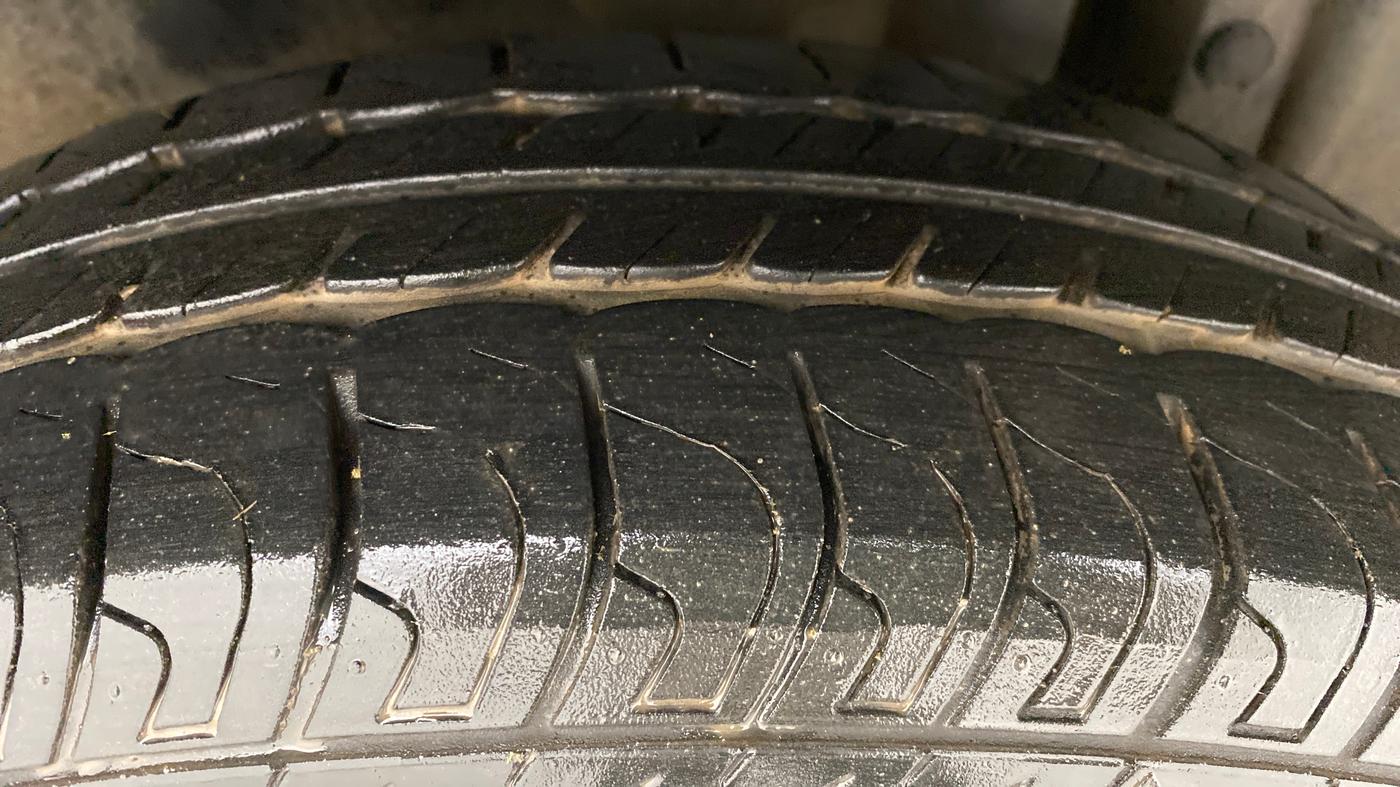 2017 Maruti Swift VXI O, Petrol, Manual, 16,870 km, Left Rear Tyre Tread