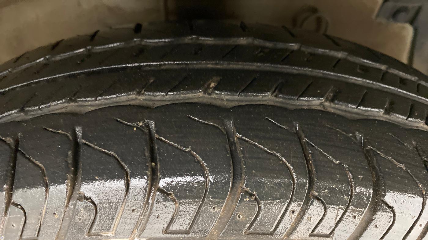 2017 Maruti Swift VXI O, Petrol, Manual, 16,870 km, Right Front Tyre Tread