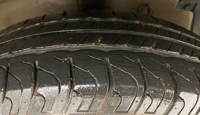 2017 Maruti Swift VXI O, Petrol, Manual, 16,870 km, Right Front Tyre Tread