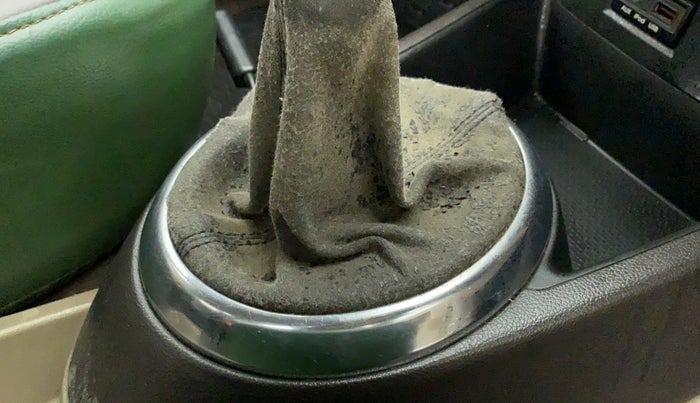 2010 Hyundai i20 MAGNA (O) 1.2, Petrol, Manual, 66,190 km, Gear lever - Boot cover slightly torn