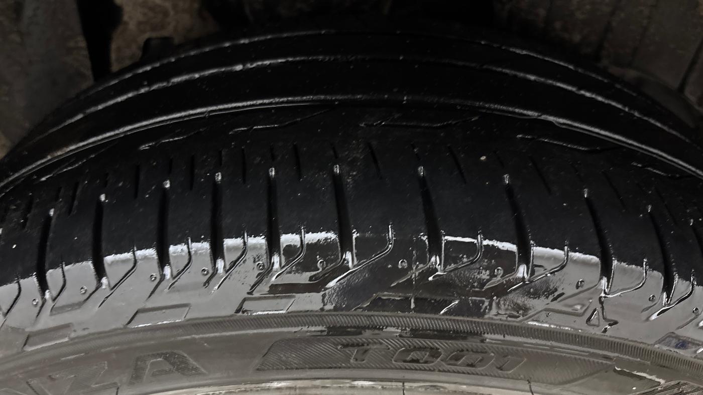 2021 Mahindra XUV300 W8 1.2 PETROL, Petrol, Manual, 60,110 km, Left Rear Tyre Tread