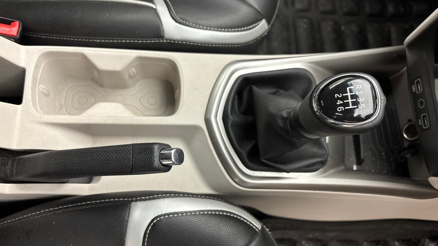 2021 Mahindra XUV300 W8 1.2 PETROL, Petrol, Manual, 60,110 km, Gear Lever