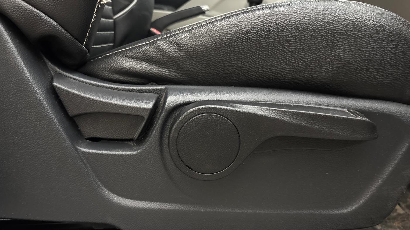 2021 Mahindra XUV300 W8 1.2 PETROL, Petrol, Manual, 60,110 km, Driver Side Adjustment Panel