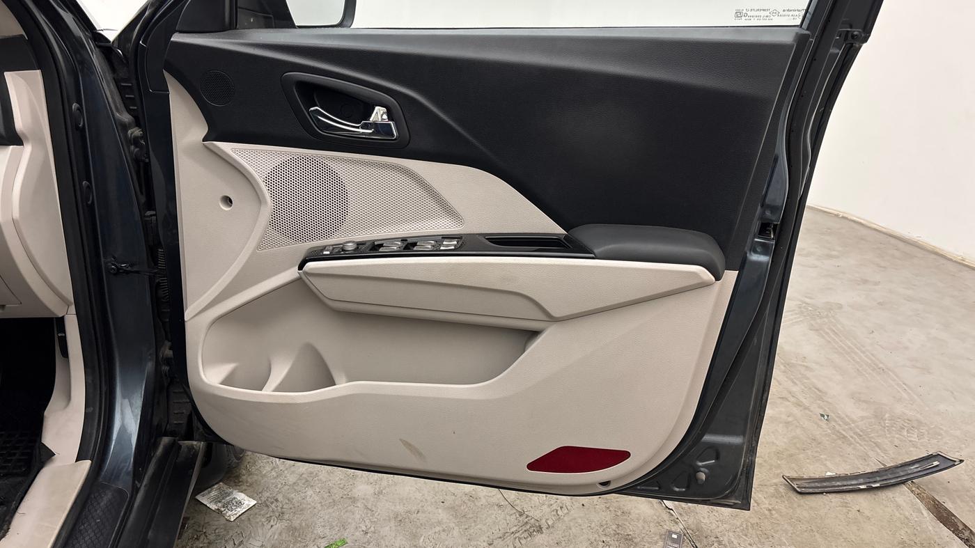 2021 Mahindra XUV300 W8 1.2 PETROL, Petrol, Manual, 60,110 km, Driver Side Door Panels Control