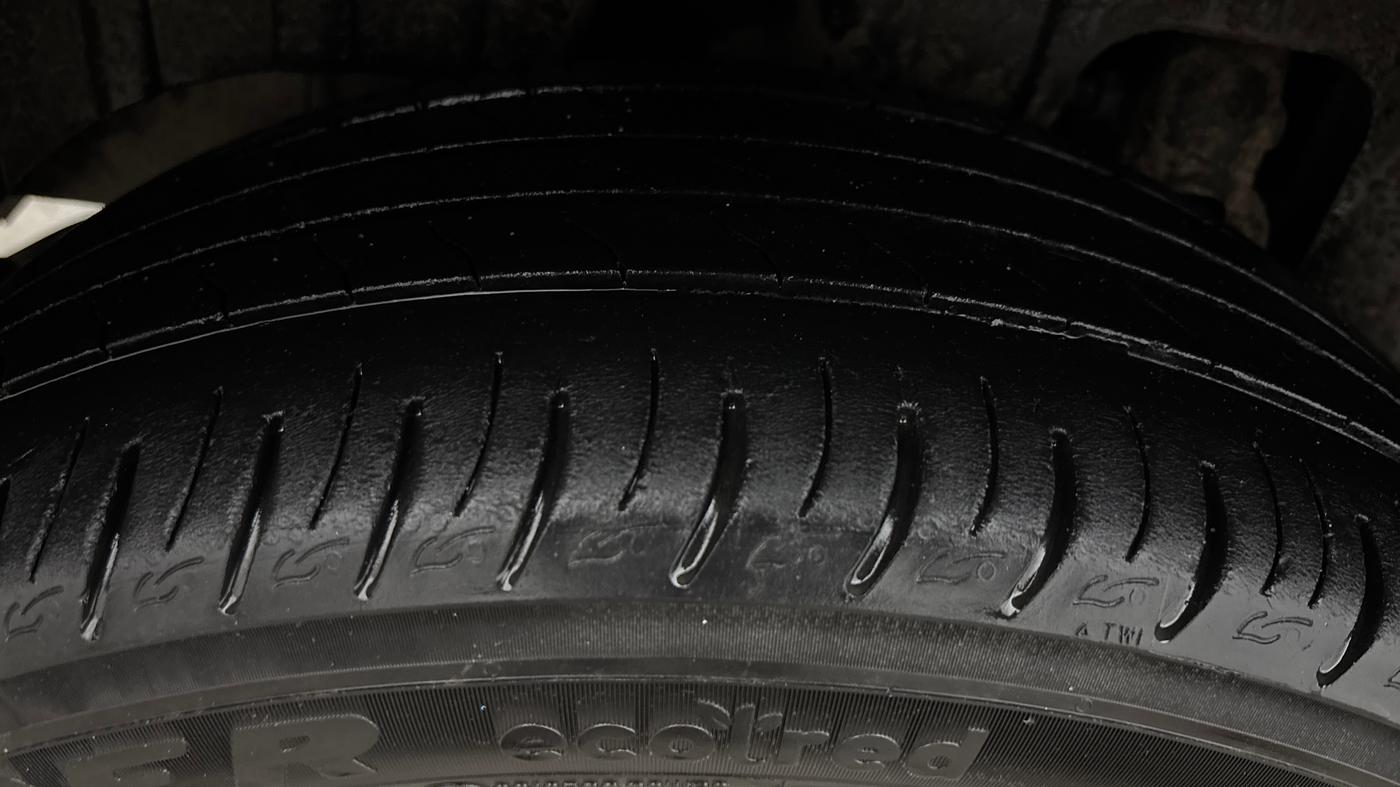 2021 Mahindra XUV300 W8 1.2 PETROL, Petrol, Manual, 60,110 km, Right Rear Tyre Tread