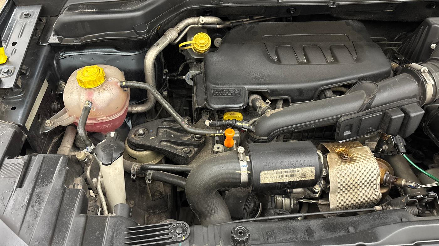 2021 Mahindra XUV300 W8 1.2 PETROL, Petrol, Manual, 60,110 km, Engine View - Right