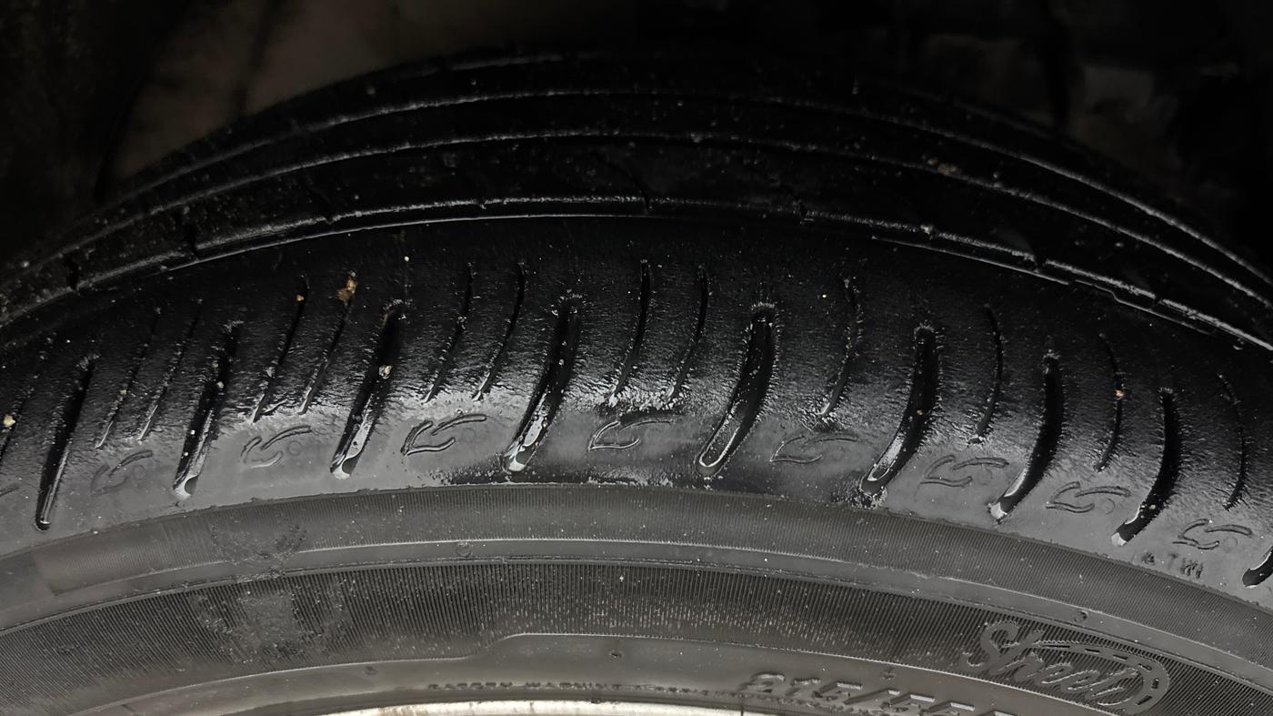2021 Mahindra XUV300 W8 1.2 PETROL, Petrol, Manual, 60,110 km, Right Front Tyre Tread