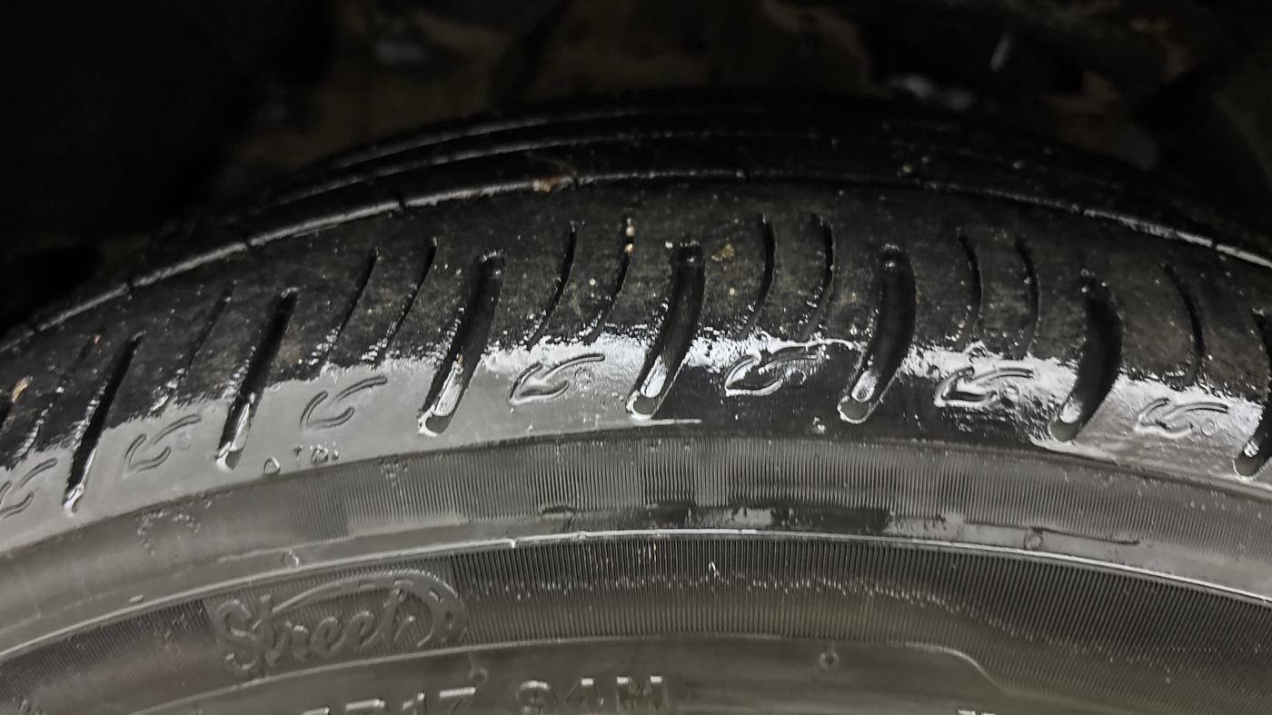 2021 Mahindra XUV300 W8 1.2 PETROL, Petrol, Manual, 60,110 km, Left Front Tyre Tread