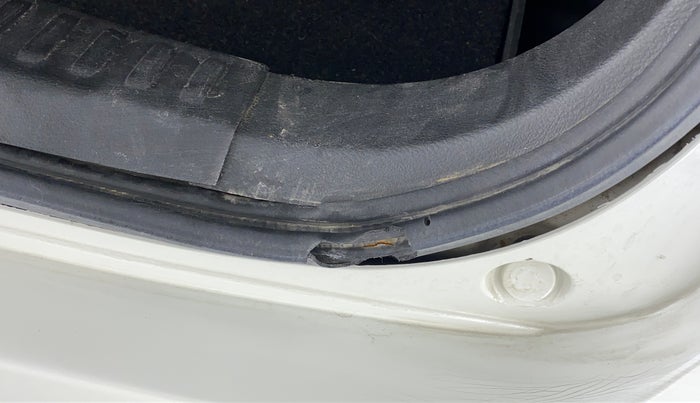 2020 Maruti Vitara Brezza ZXI +, Petrol, Manual, 25,778 km, Dicky (Boot door) - Weather strip has minor damage