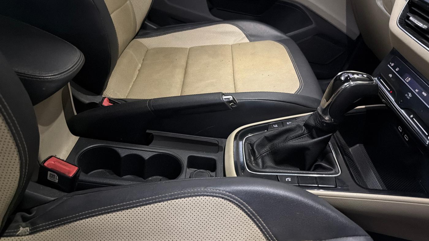 2022 Skoda SLAVIA STYLE 1.5L TSI DSG, Petrol, Automatic, 52,202 km, Gear Lever