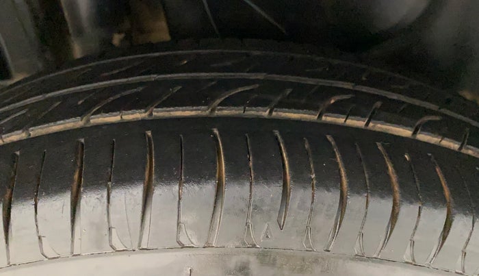 2014 Maruti Swift Dzire VXI, Petrol, Manual, 47,372 km, Right Rear Tyre Tread