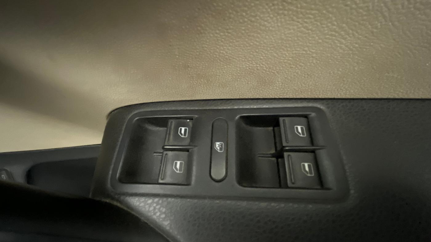 2018 Skoda Rapid STYLE 1.6 MPI AT, Petrol, Automatic, 64,510 km, Driver Side Door Panels Control
