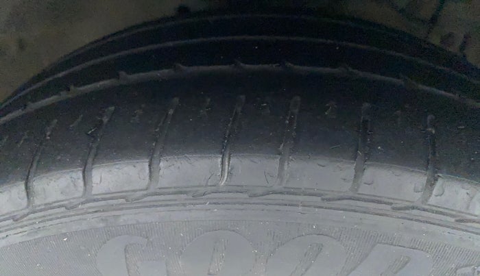 2021 Maruti Ciaz ZETA 1.5 SHVS MT PETROL, Petrol, Manual, 31,445 km, Right Front Tyre Tread