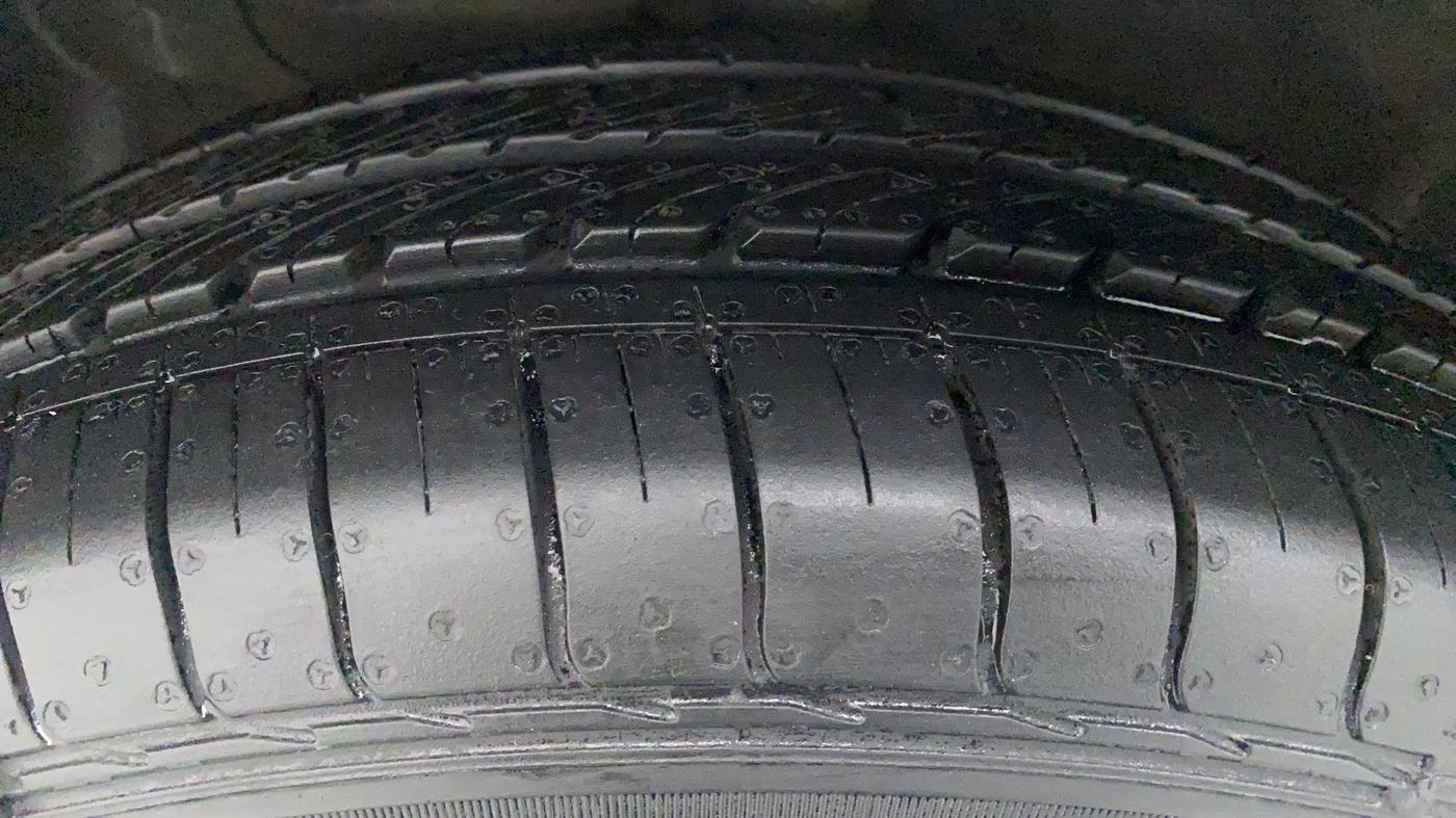2017 Hyundai Elite i20 MAGNA 1.4 AT, Petrol, Automatic, 62,100 km, Right Front Tyre Tread