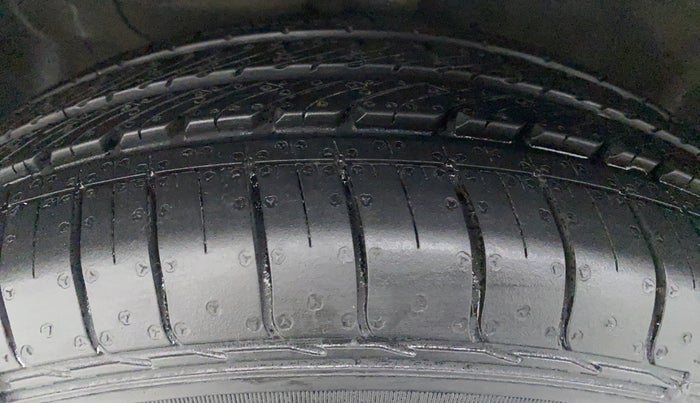 2017 Hyundai Elite i20 MAGNA 1.4 AT, Petrol, Automatic, 62,100 km, Right Front Tyre Tread