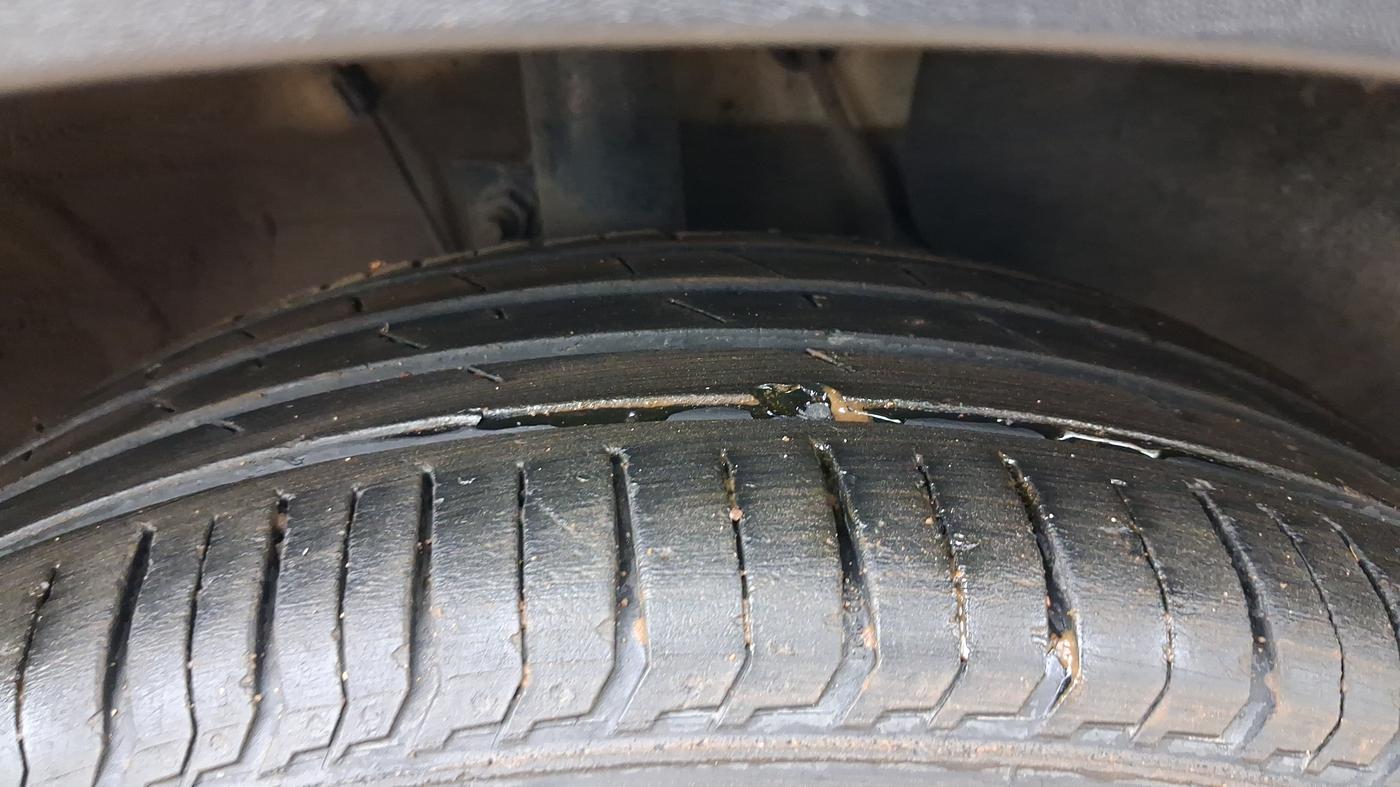 2023 KIA CARENS PRESTIGE 1.5 PETROL 7 STR, Petrol, Manual, 86,274 km, Right Front Tyre Tread