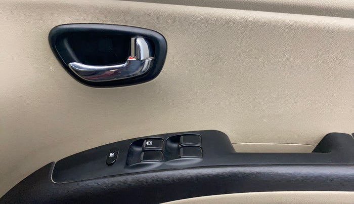 2014 Hyundai i10 SPORTZ 1.1, Petrol, Manual, 64,570 km, Driver Side Door Panels Control