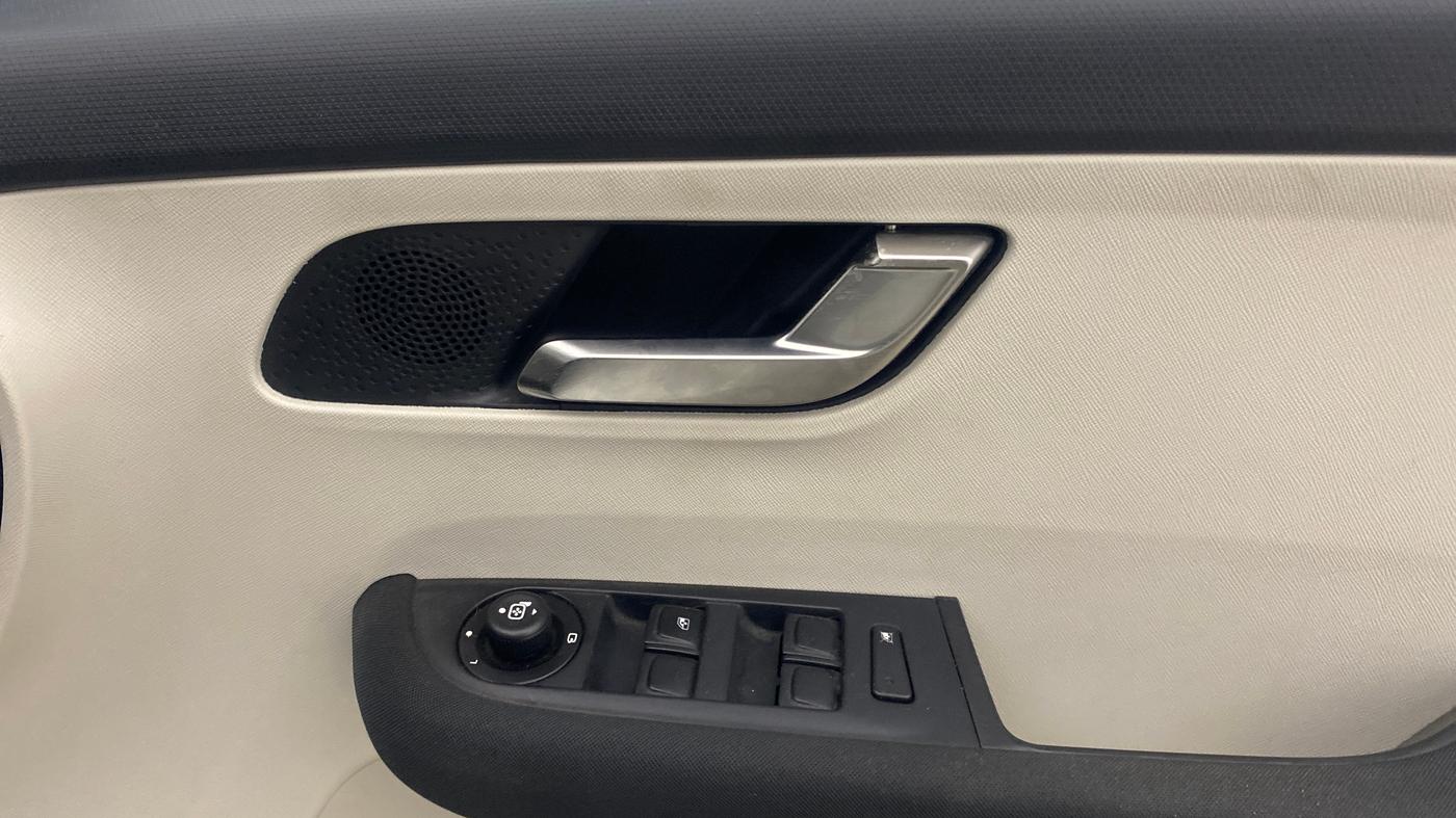 2022 Tata ALTROZ XZA, Petrol, Automatic, 21,096 km, Driver Side Door Panels Control