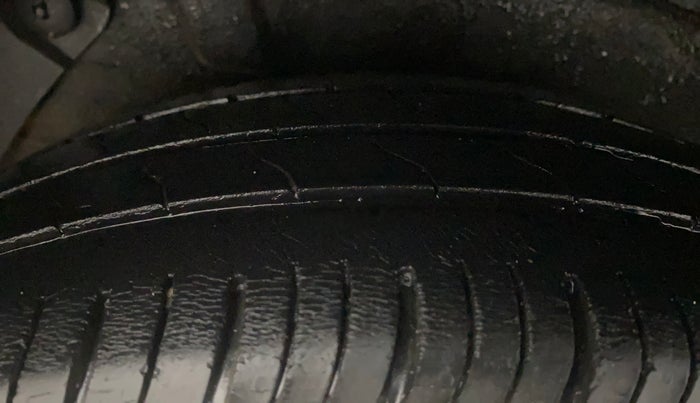 2016 Hyundai Verna 1.4 VTVT, Petrol, Manual, 1,16,477 km, Right Rear Tyre Tread