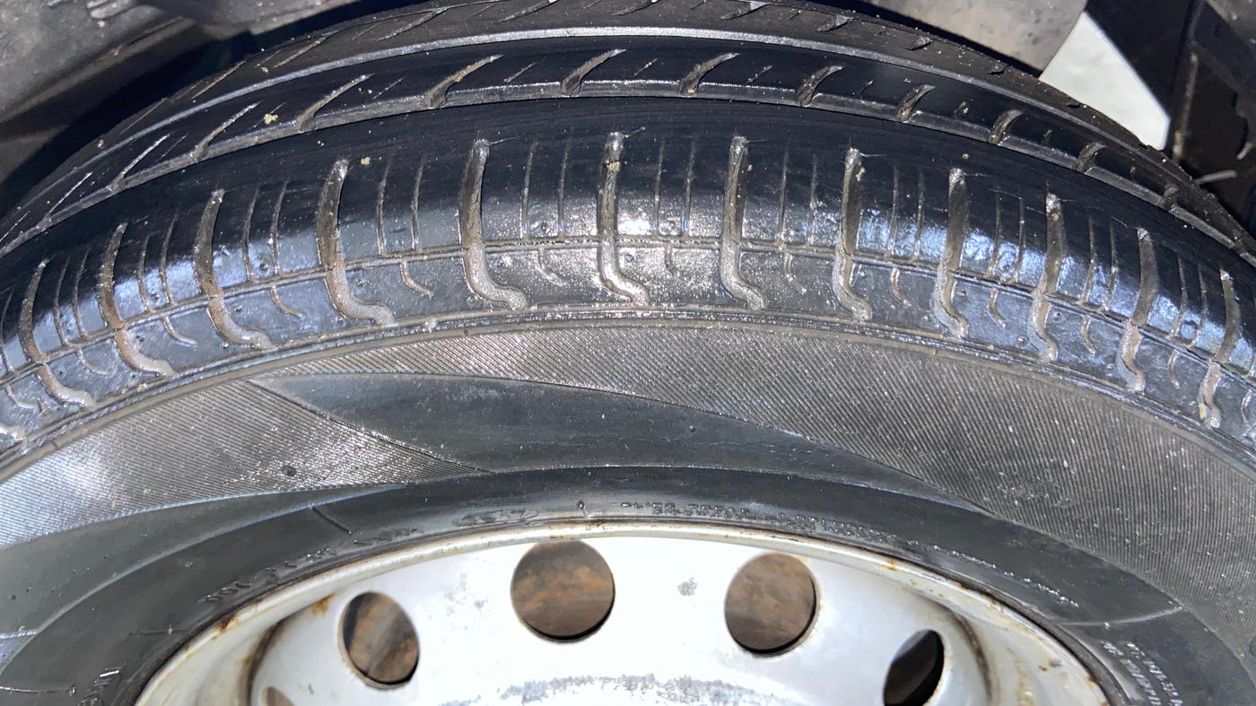 2017 Hyundai Eon ERA +, Petrol, Manual, 16,043 km, Left Rear Tyre Tread