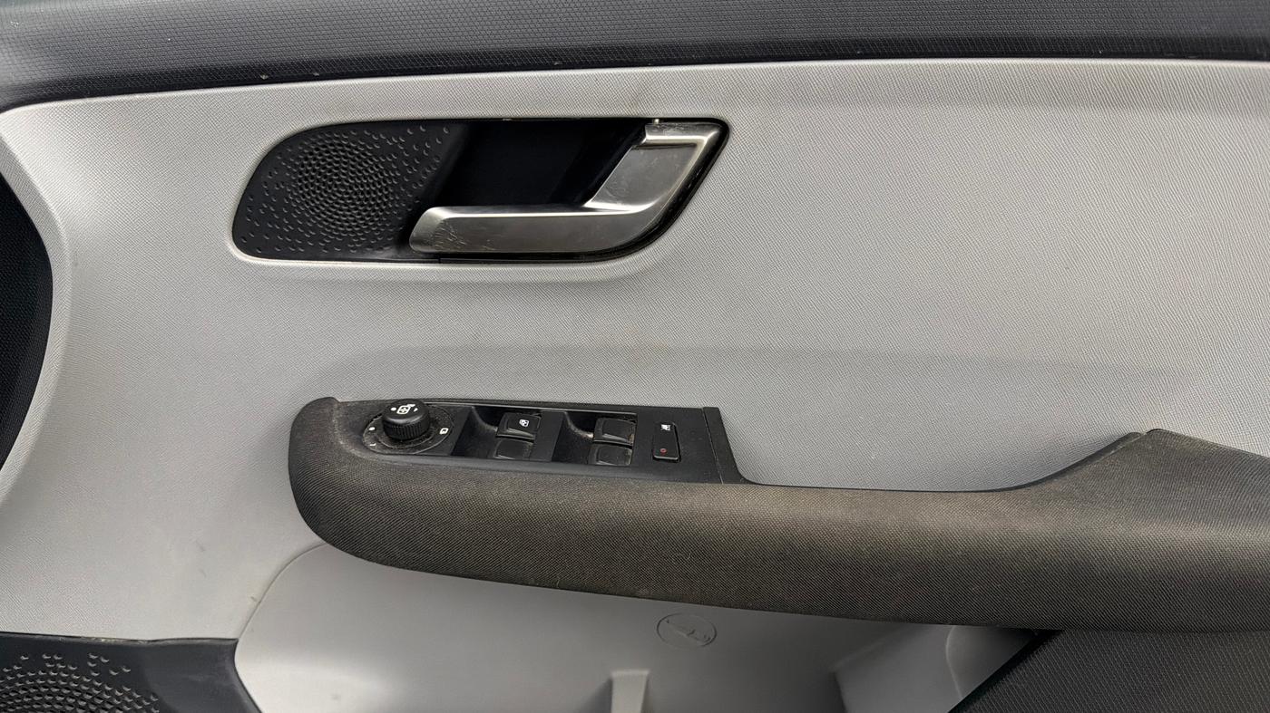 2020 Tata ALTROZ XZ PETROL, Petrol, Manual, 61,972 km, Driver Side Door Panels Control