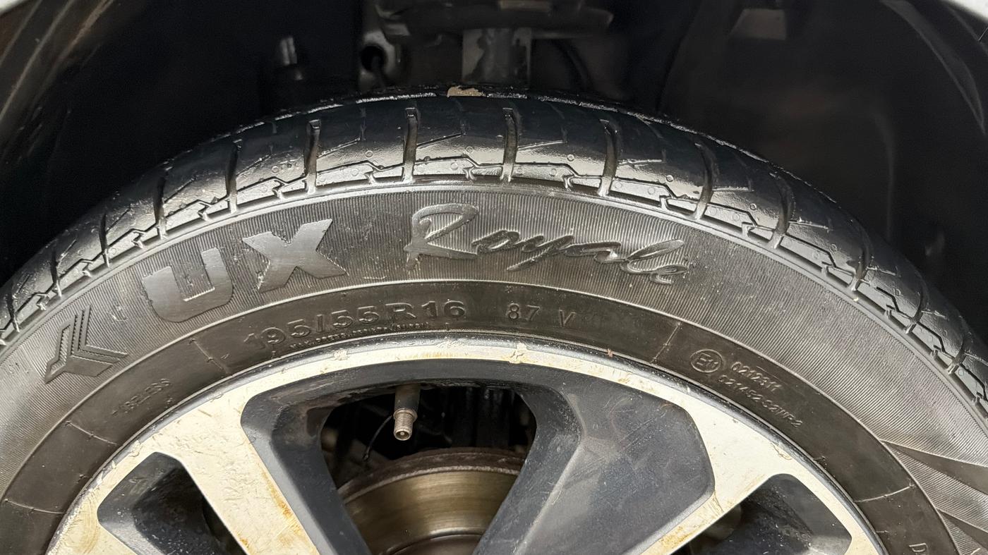 2020 Tata ALTROZ XZ PETROL, Petrol, Manual, 61,972 km, Right Front Tyre Tread