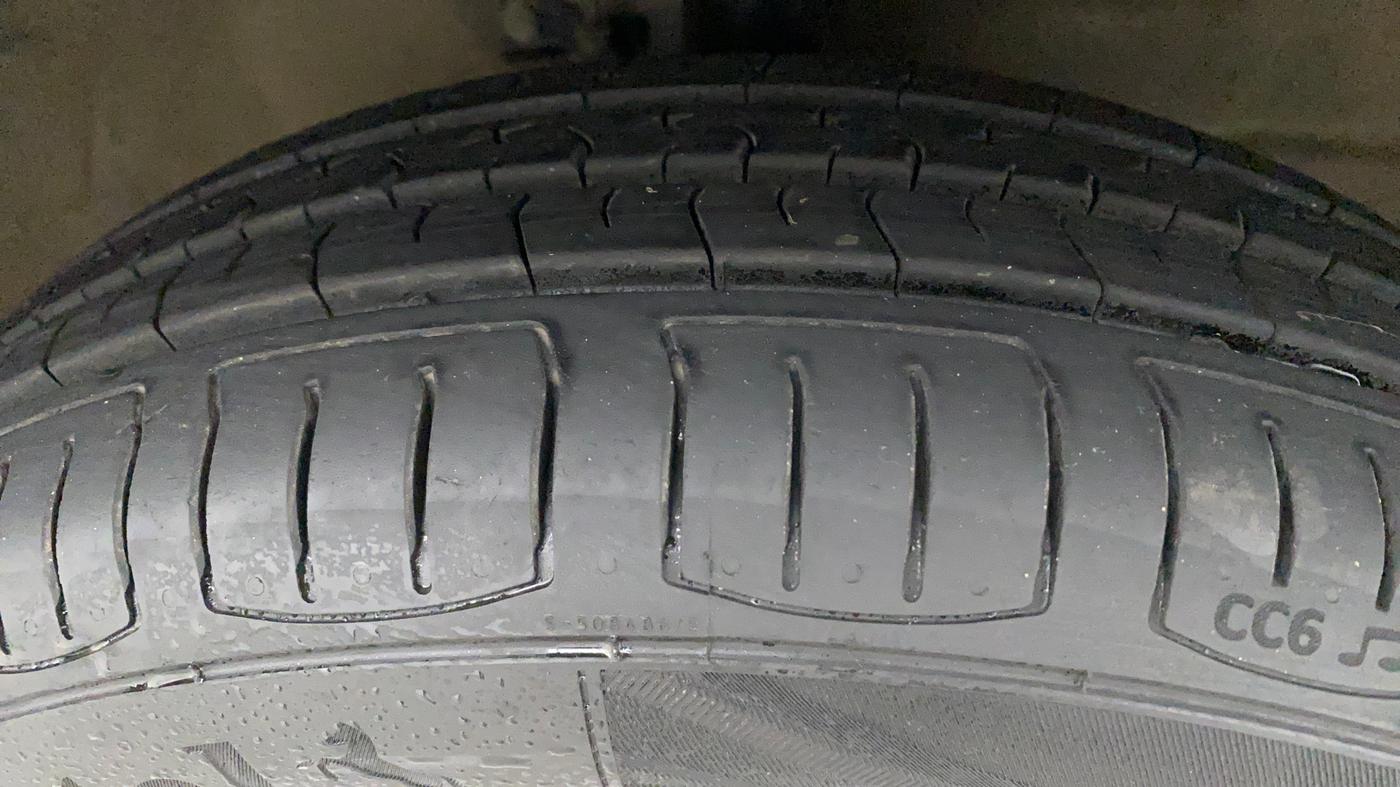 2016 Maruti Wagon R 1.0 VXI AMT, Petrol, Automatic, 27,734 km, Right Front Tyre Tread