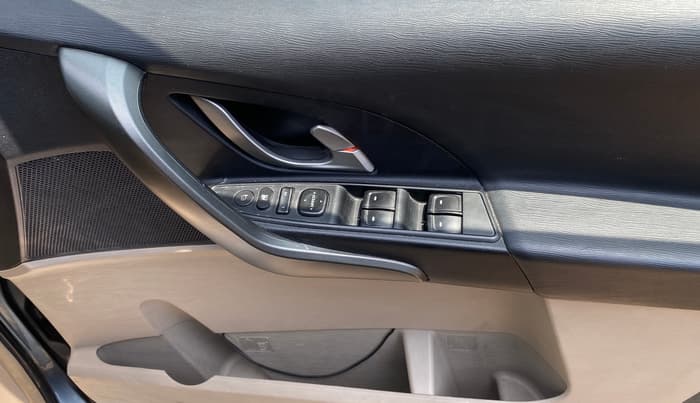 2016 Mahindra XUV500 W10 AT, Diesel, Automatic, 78,940 km, Driver Side Door Panels Control