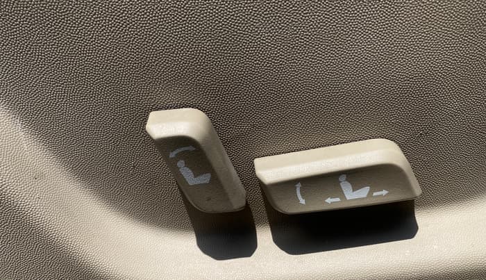 2016 Mahindra XUV500 W10 AT, Diesel, Automatic, 78,940 km, Driver Side Adjustment Panel