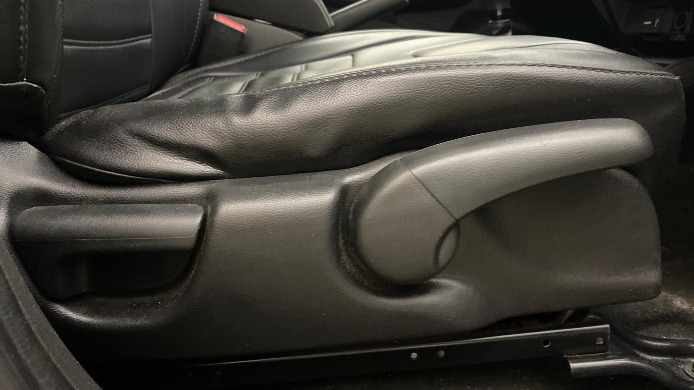 2018 Honda WR-V 1.5L I-DTEC VX MT, Diesel, Manual, 1,33,456 km, Driver Side Adjustment Panel