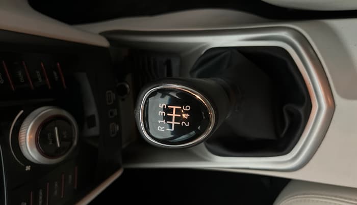 2019 Mahindra XUV300 W8 (O) 1.2 PETROL, Petrol, Manual, 54,222 km, Gear Lever