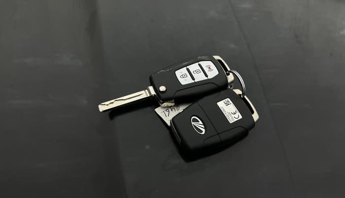 2019 Mahindra XUV300 W8 (O) 1.2 PETROL, Petrol, Manual, 54,222 km, Key Close Up