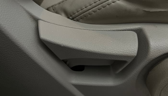 2019 Mahindra XUV300 W8 (O) 1.2 PETROL, Petrol, Manual, 54,222 km, Driver Side Adjustment Panel
