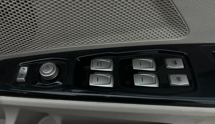 2019 Mahindra XUV300 W8 (O) 1.2 PETROL, Petrol, Manual, 54,222 km, Driver Side Door Panels Control