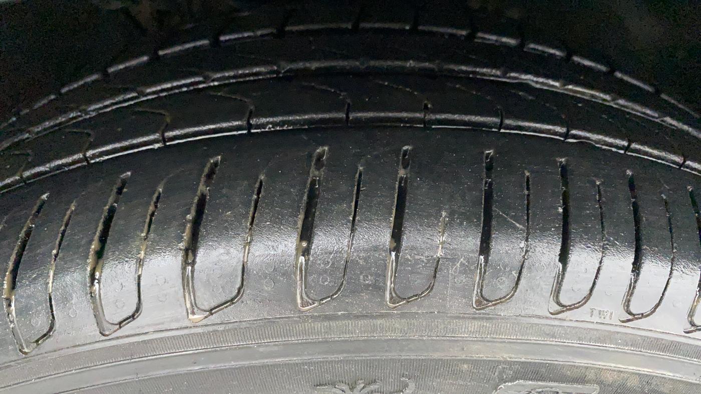 2018 Volkswagen TIGUAN HIGHLINE A/T, Diesel, Automatic, 76,254 km, Right Front Tyre Tread