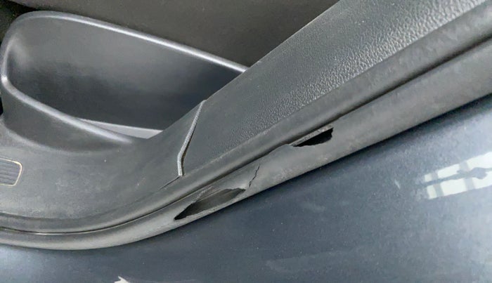 2018 Volkswagen TIGUAN HIGHLINE A/T, Diesel, Automatic, 76,254 km, Rear left door - Beading has minor damage