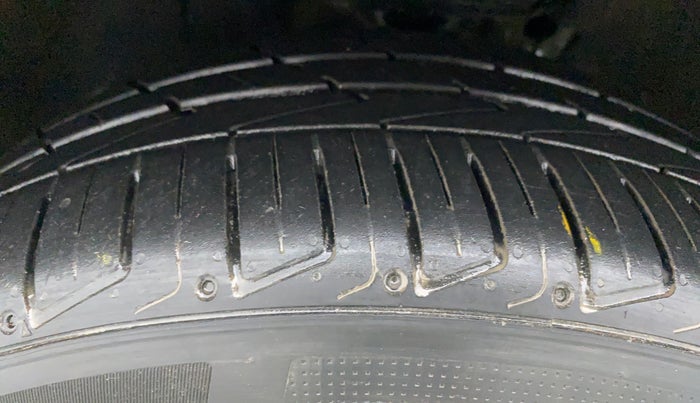 2018 Volkswagen TIGUAN HIGHLINE A/T, Diesel, Automatic, 76,254 km, Left Front Tyre Tread