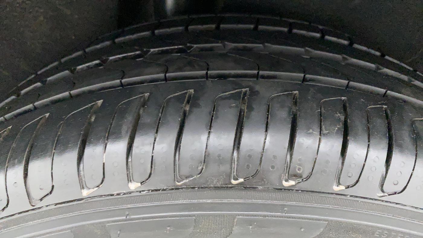 2018 Volkswagen TIGUAN HIGHLINE A/T, Diesel, Automatic, 76,254 km, Right Rear Tyre Tread